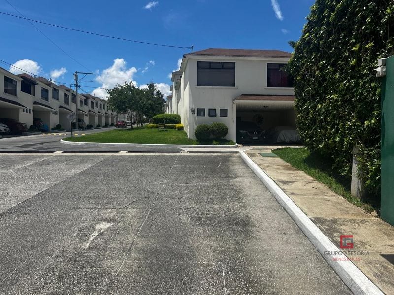 Acogedora Casa en Venta en Hacienda Vista Hermosa — Casa en Venta en Zona 8 Mixco, Guatemala, Ciudad — foto 6 de 15