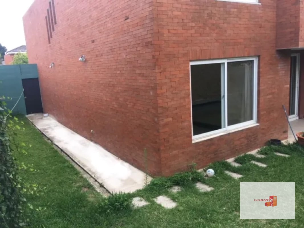 Casa de esquina con jardín amplio en La Ensenada de San Isidro - 1