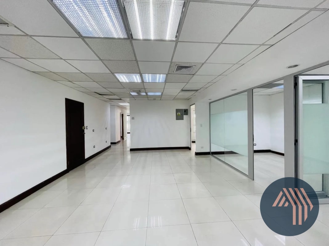 ALQUILER DE AMPLIA OFICINA 122MT2 - CASA VERANDA, ZONA 10 - 4