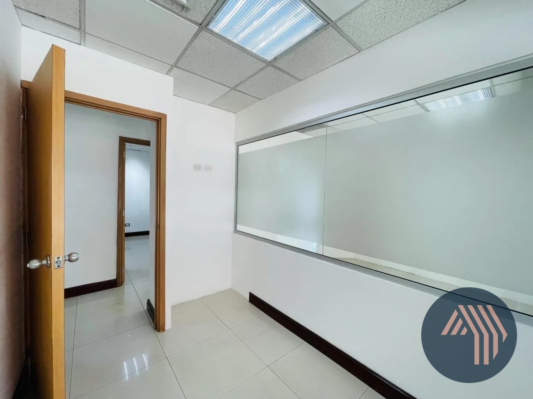 ALQUILER DE AMPLIA OFICINA 122MT2 - CASA VERANDA, ZONA 10 - 5