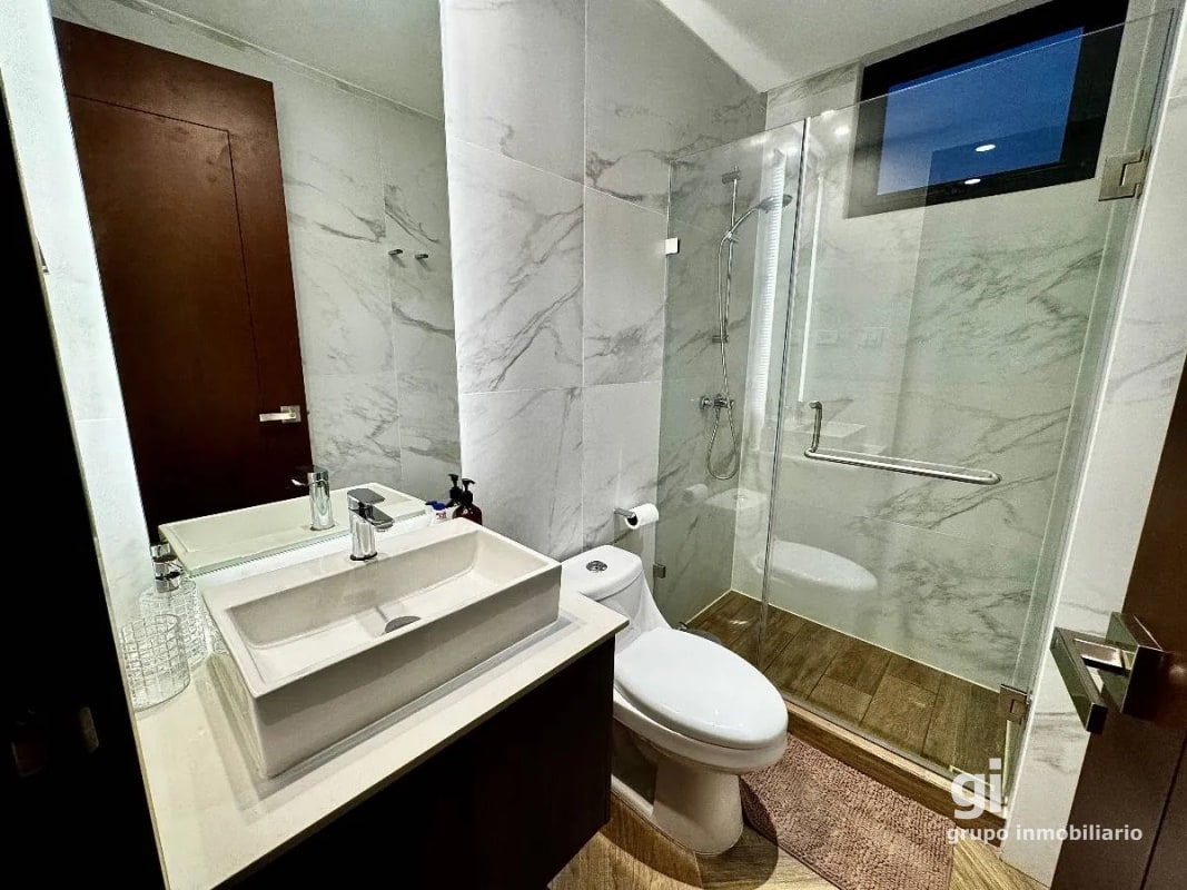 Apartamento amueblado 3 dormitorios y cuarto de servicios, zona 10 - 8