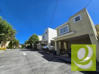 EN VENTA CASA EN JARDINES DE ARRAZOLA CERCA DE LA U — Casa en Venta en San José Pinula, Guatemala, Ciudad — miniatura 1 de 9