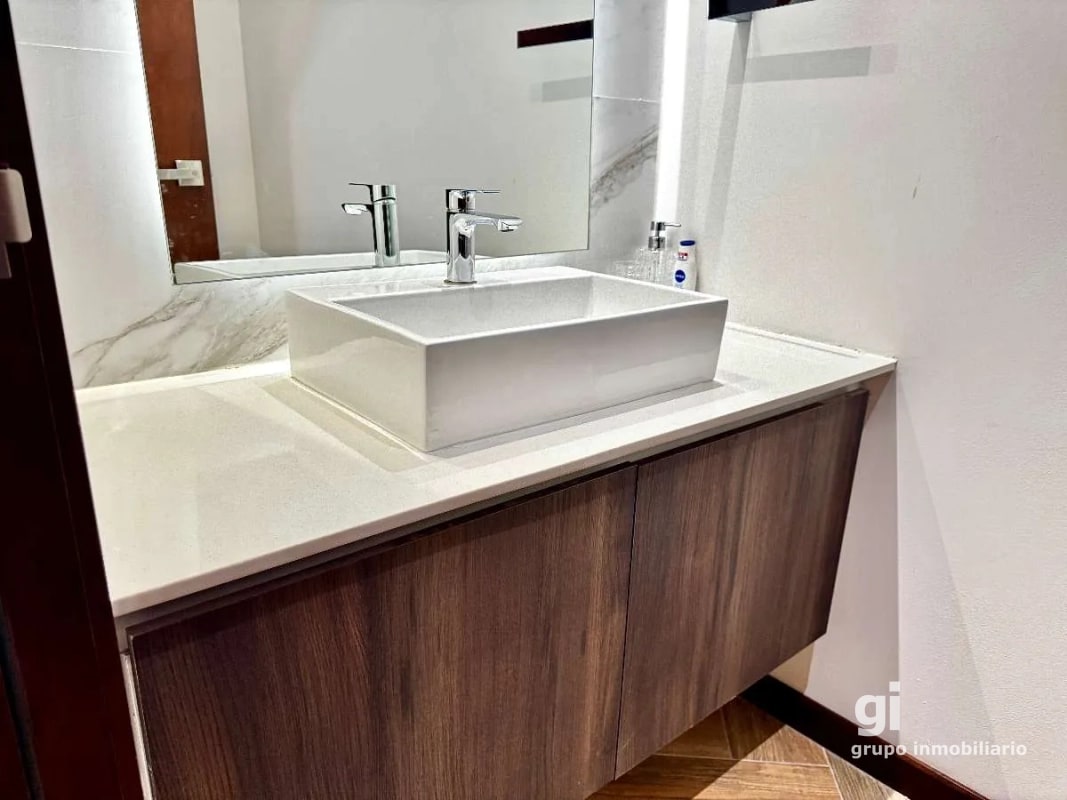 Apartamento en venta amueblado 3 dormitorios y cuarto de servicios, zona 10 - 10