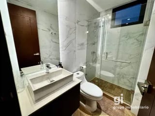 Apartamento en venta amueblado 3 dormitorios y cuarto de servicios, zona 10 — Apartamento en Venta en Zona 10, Guatemala, Ciudad — miniatura 8 de 14