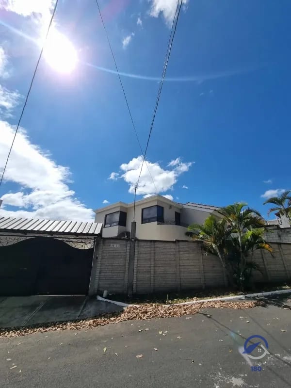 Casa en Renta en Pinares de San Cristobal, zona 8, Mixco — Casa en Alquiler en Pinares de San Cristobal, Zona 8 Mixco, Guatemala, Ciudad — foto 2 de 12