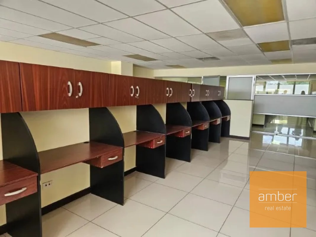 Edificio de oficinas con sótano en Zona 10 - 11