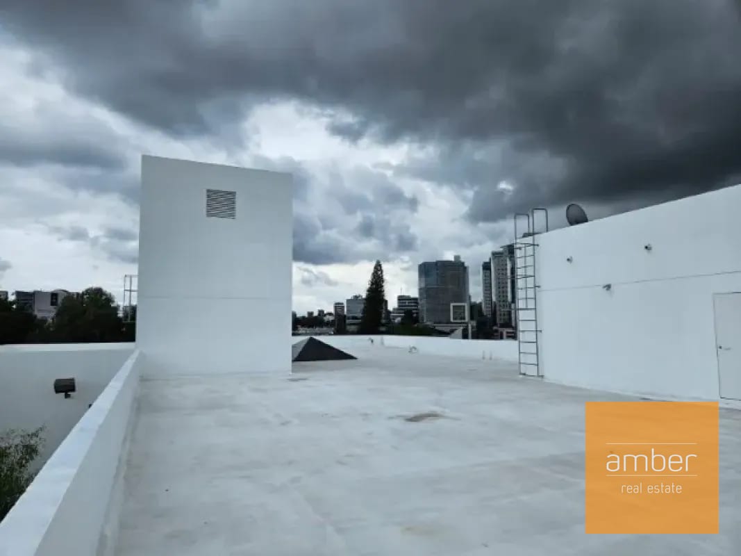 Edificio de oficinas con sótano en Zona 10 — Edificio en Alquiler en Zona 10, Guatemala, Ciudad — foto 2 de 13