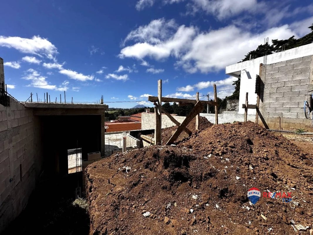 CASA EN CONSTRUCCIÓN EN COND. ARRAZOLA,CAES - 2