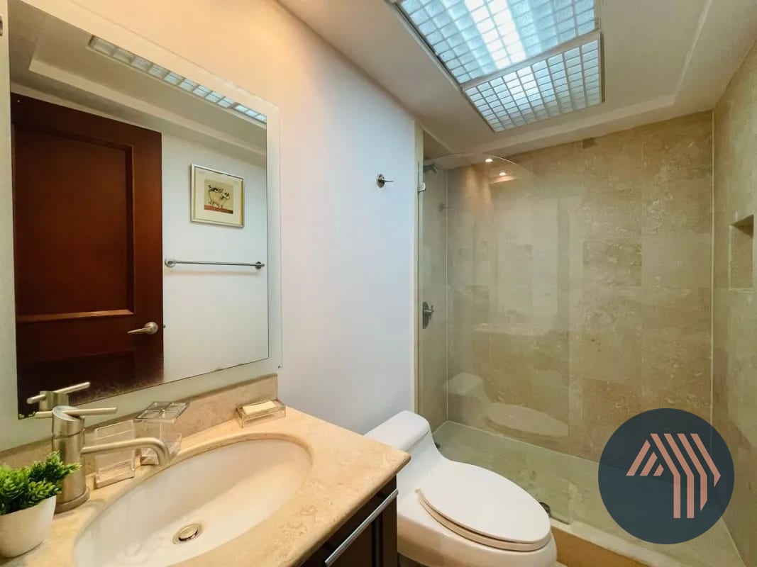 VENTA DE CÉNTRICO APARTAMENTO AMUEBLADO - TIFFANY, ZONA 10 — Apartamento en Venta en Tiffany II, Zona 10, Guatemala, Ciudad — foto 4 de 15