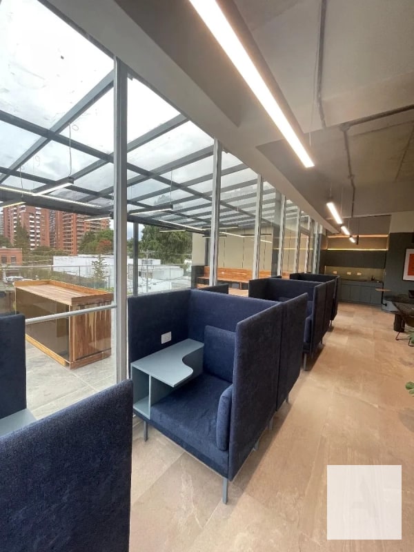 Moderna oficina para estrenar, completamente equipada y decorada en VENTA - Zona 10 - 7