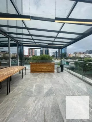 Moderna oficina para estrenar, completamente equipada y decorada en VENTA - Zona 10 — Oficina en Venta en Vasanta, Zona 10, Guatemala, Ciudad — miniatura 2 de 8