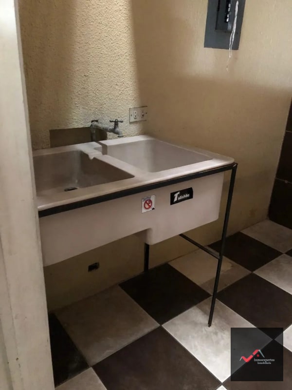 OFICINA EN RENTA ZONA 10 EDIFICIO S Y M - 2