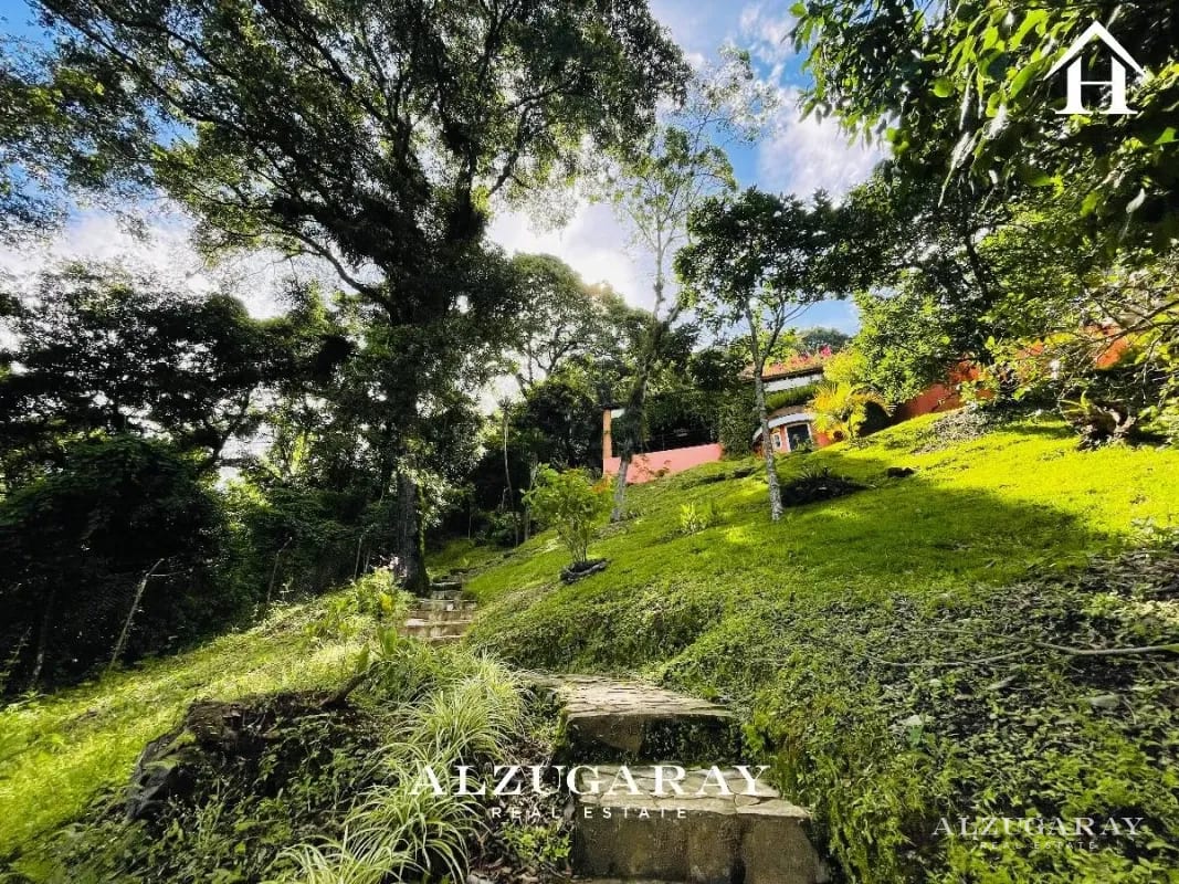 CASA AMUEBLADA CON JARDINES - 4 HAB. / COND. EL ENCINAL, MIXCO — Casa en Venta en Zona 7 Mixco, Guatemala, Ciudad — foto 2 de 15