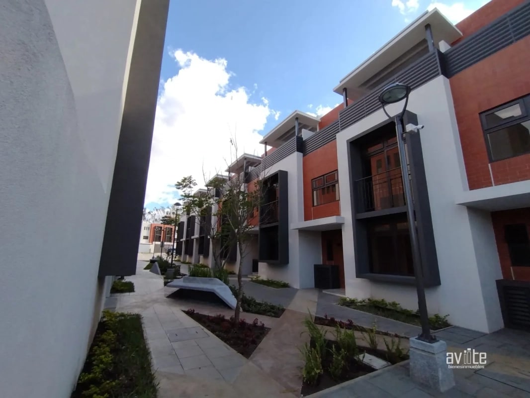 CONDADO NARANJO:   4 habitaciones, 3.5 baños, 2 parqueos Q9,500 - 5