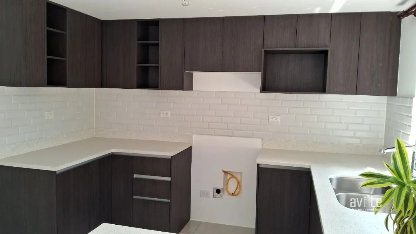 CONDADO NARANJO:   4 habitaciones, 3.5 baños, 2 parqueos Q9,500 - 4