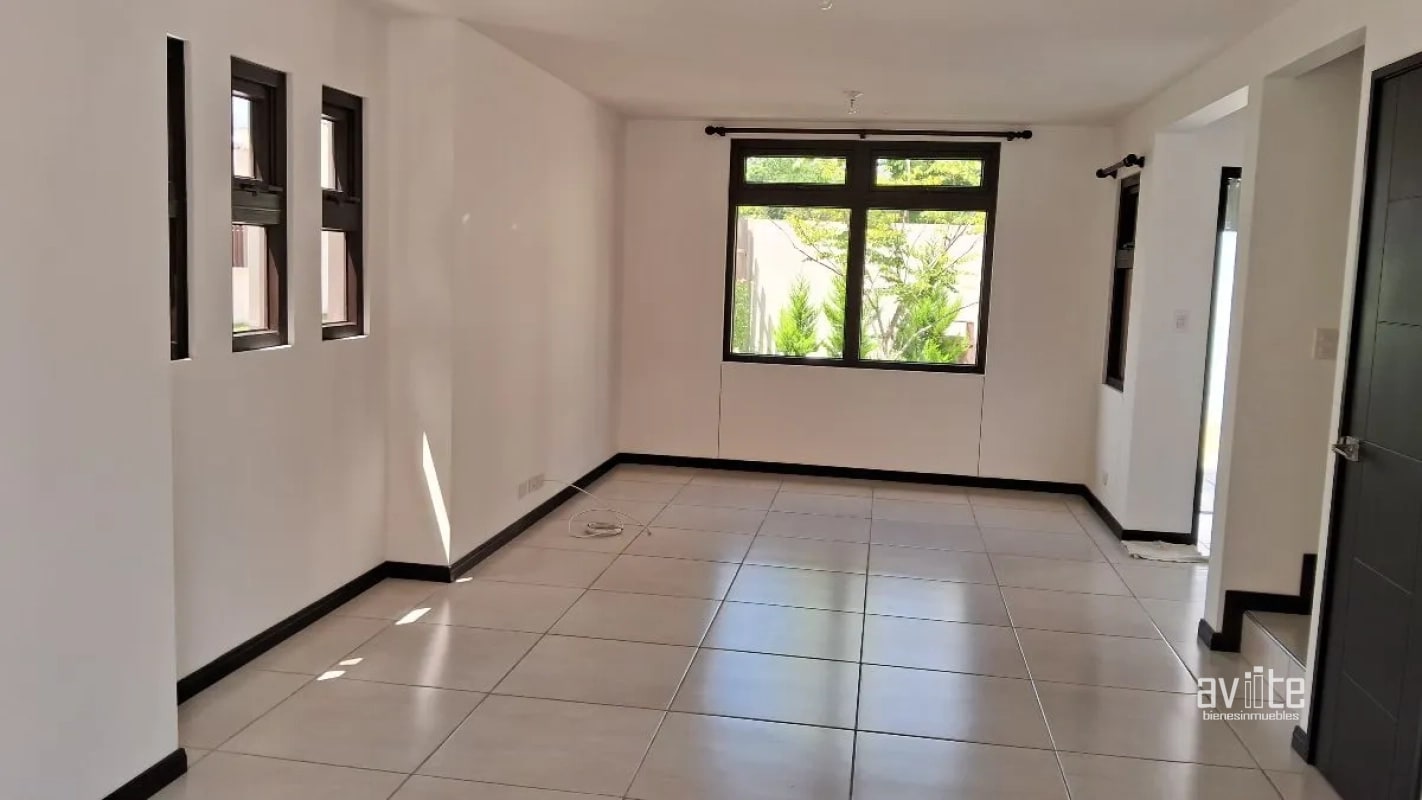 CONDADO NARANJO:   4 habitaciones, 3.5 baños, 2 parqueos Q9,500 - 3