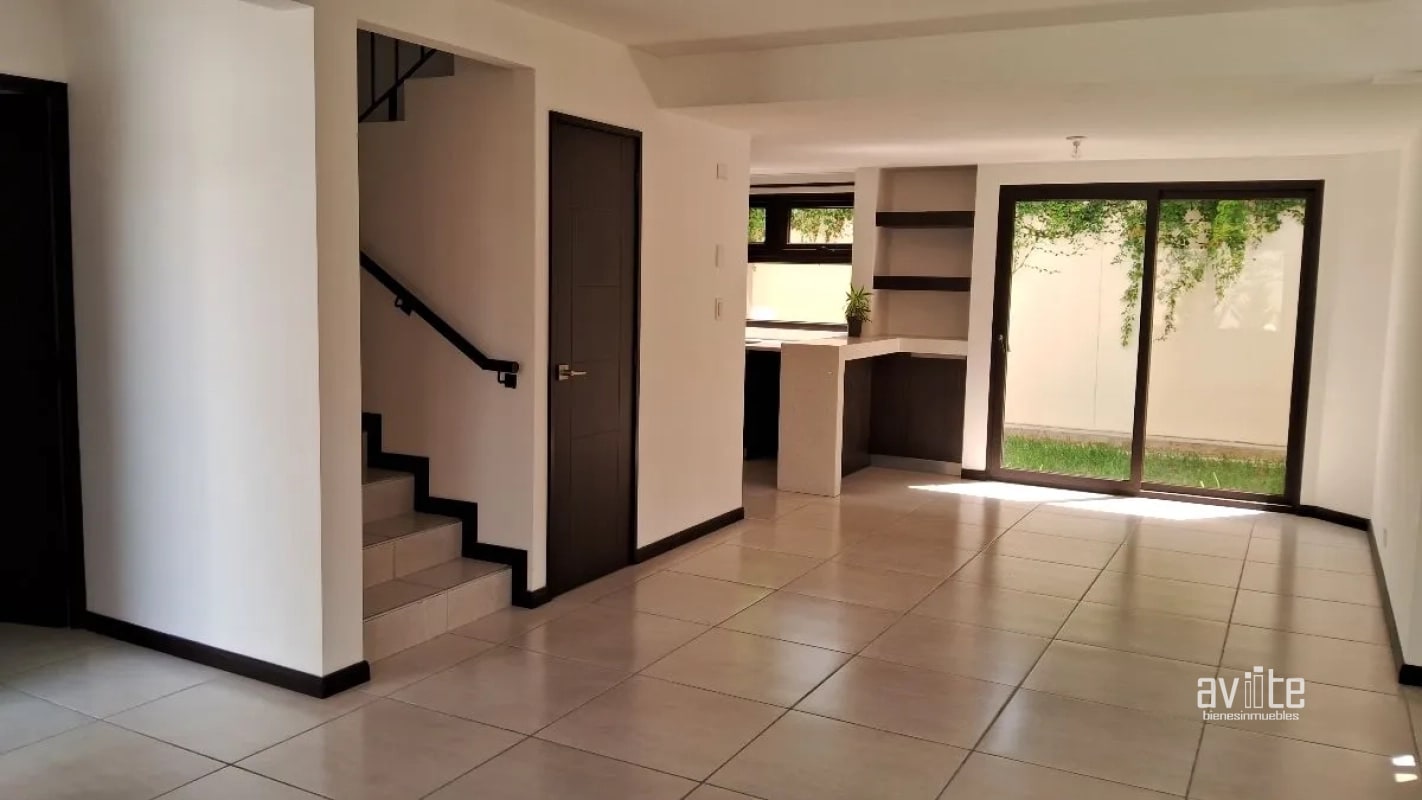 CONDADO NARANJO:   4 habitaciones, 3.5 baños, 2 parqueos Q9,500 - 2