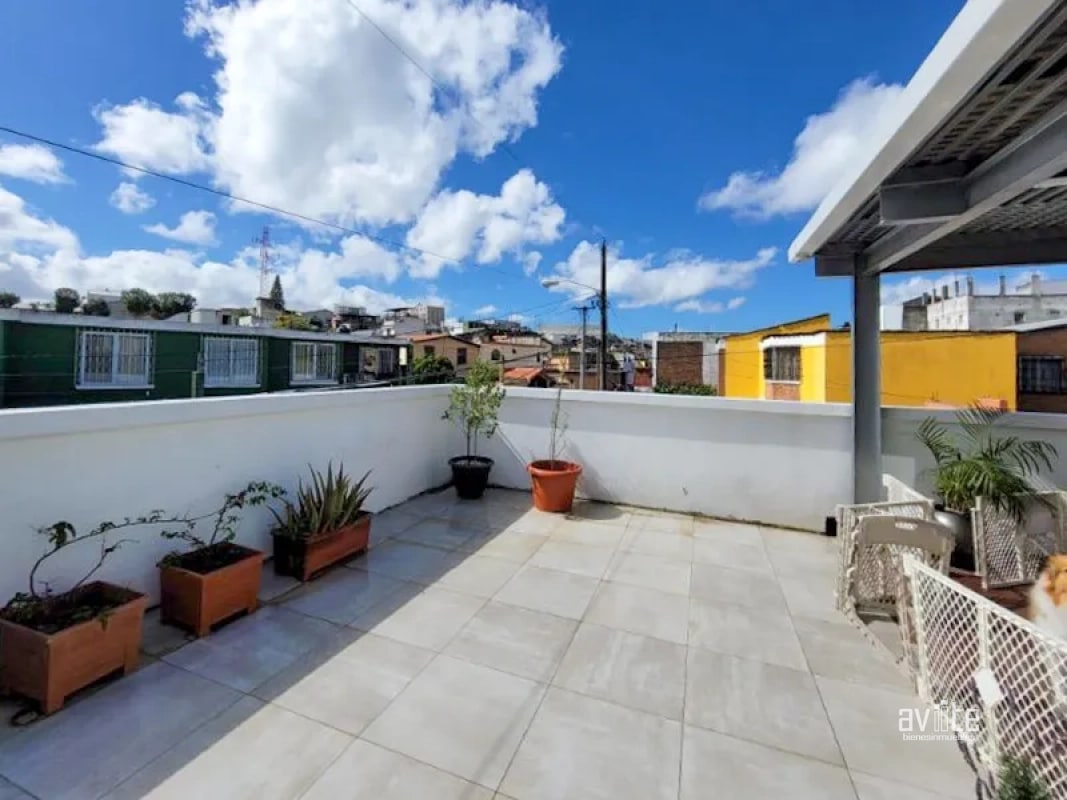 Valle del Sol,  casa de 3 habitaciones, con doble jardin   Q2,250,000.00 - 3