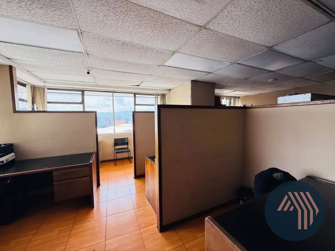 ALQUILER DE AMPLIA OFICINA 200MT2 - REFORMA MONTUFAR, ZONA 10 — Oficina en Alquiler en Reforma Montúfar, Zona 10, Guatemala, Ciudad — foto 8 de 14