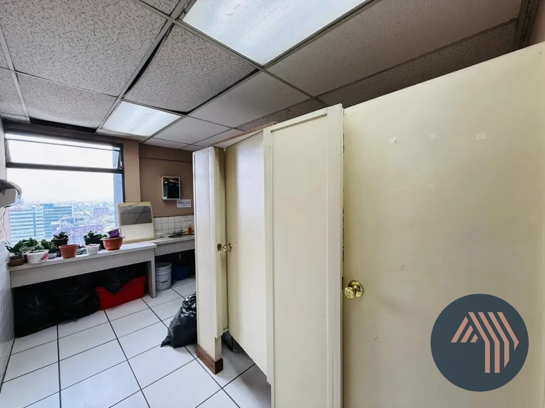 ALQUILER DE AMPLIA OFICINA 200MT2 - REFORMA MONTUFAR, ZONA 10 — Oficina en Alquiler en Reforma Montúfar, Zona 10, Guatemala, Ciudad — foto 2 de 14