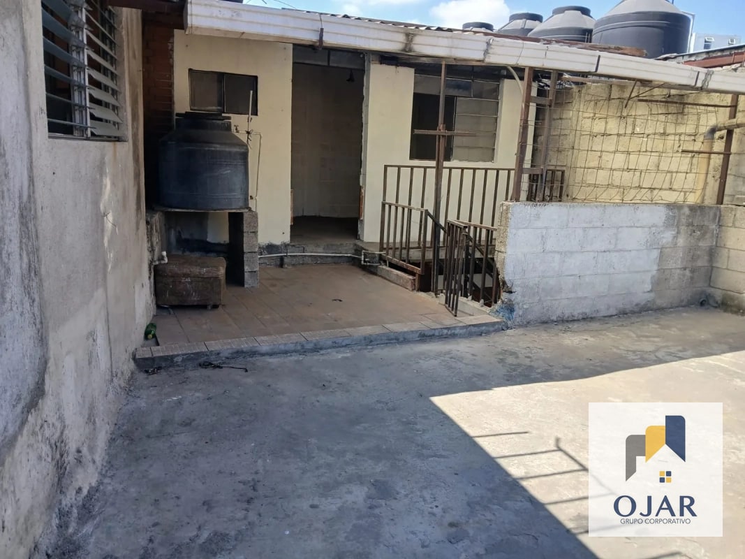 CASA EN VENTA EN ZONA 6, CUENTA CON 3 LOCALES, MEDIA CUADRA DE CALLE MARTÍ - 1
