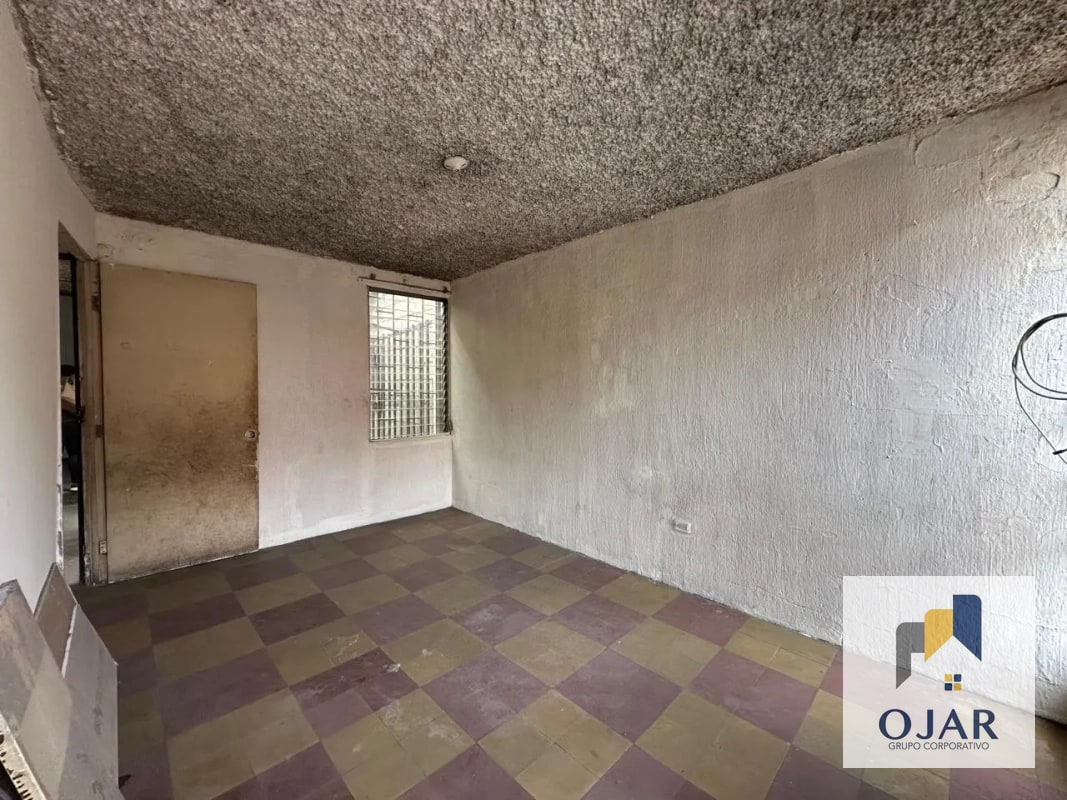 CASA EN VENTA EN ZONA 6, CUENTA CON 3 LOCALES, MEDIA CUADRA DE CALLE MARTÍ - 8