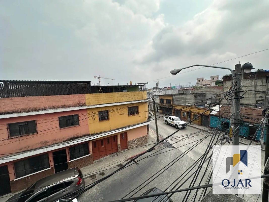 CASA EN VENTA EN ZONA 6, CUENTA CON 3 LOCALES, MEDIA CUADRA DE CALLE MARTÍ - 2