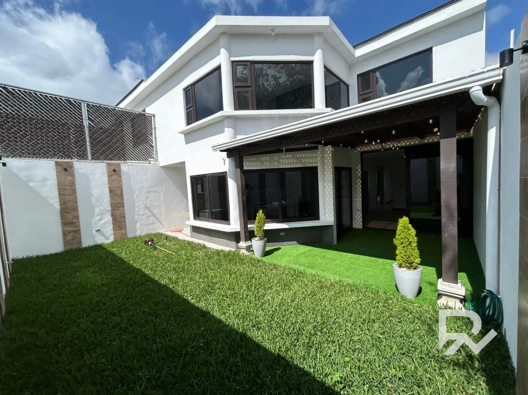 Venta de casa en CAES entrada San José Pinula, Los Manantiales - 1