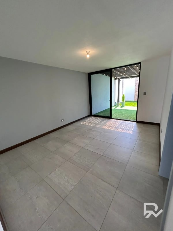 Venta de casa en CAES entrada San José Pinula, Los Manantiales - 9