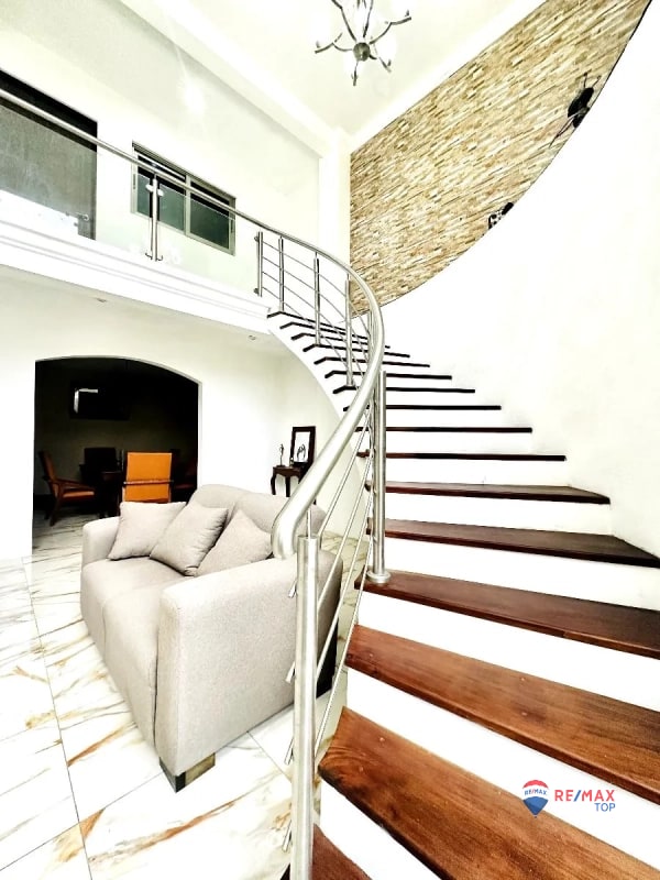 CASA EN VENTA EN RESIDENCIAL VISTAS DE FLORENCIA 4 DORMITORIOS / A 10 MIN. DE ANTIGUA GUATEMALA - 5