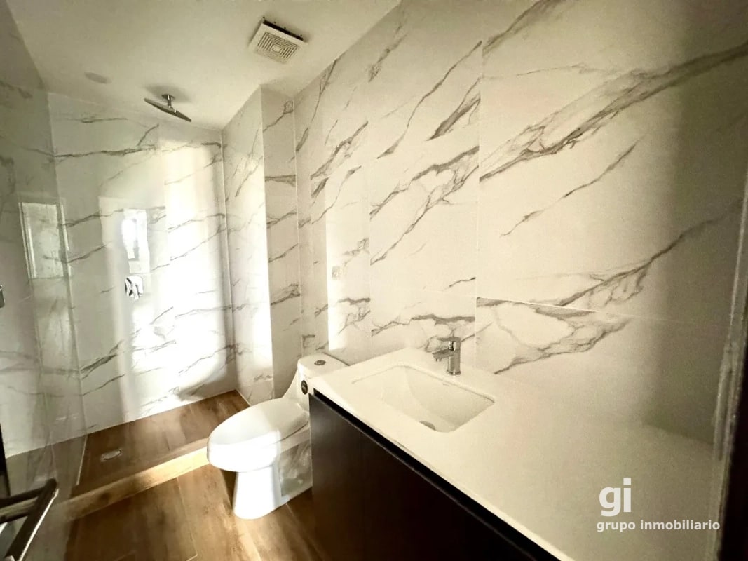 Elegante apartamento de 2 habitaciones con balcón amplio y acabados premium - 10