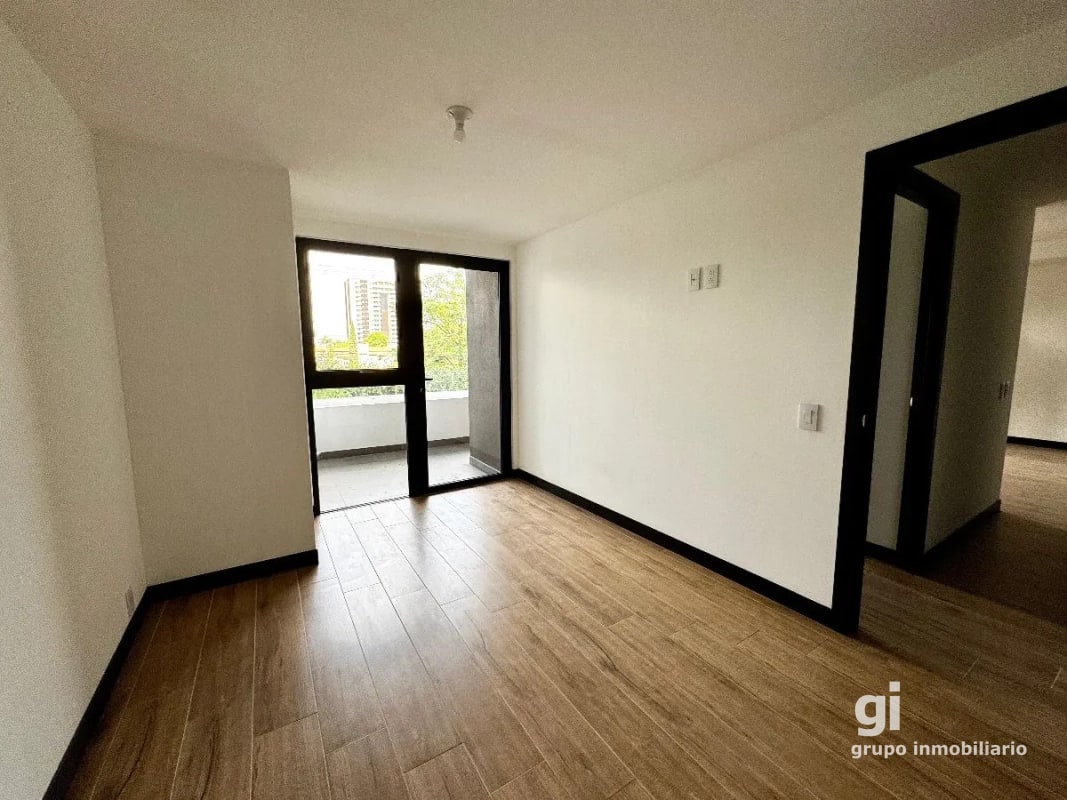 Elegante apartamento de 2 habitaciones con balcón amplio y acabados premium - 9