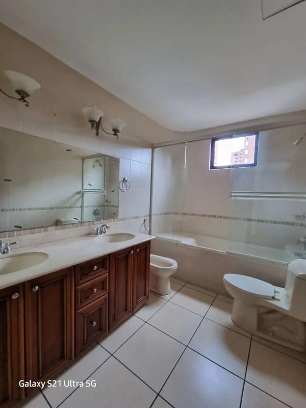 Altos de Santa Clara, Z. 10 Apartamento en renta — Apartamento en Alquiler en Altos de Santa Clara, Zona 10, Guatemala, Ciudad — foto 7 de 12