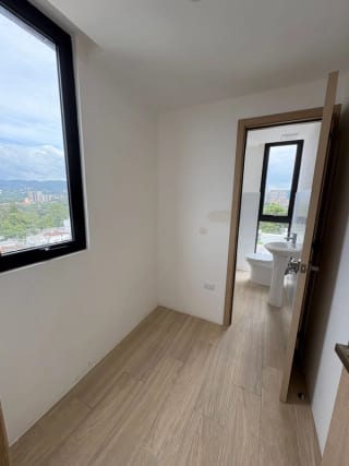 Apartamento en renta en Edificio de zona 10. Con cuarto de servicio! — Apartamento en Alquiler en Zona 10, Guatemala, Ciudad — miniatura 4 de 9