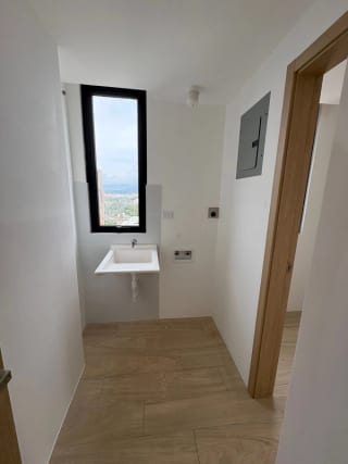 Apartamento en renta en Edificio de zona 10. Con cuarto de servicio! — Apartamento en Alquiler en Zona 10, Guatemala, Ciudad — miniatura 2 de 9