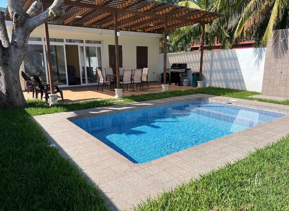 Casa de playa en venta - Monterrico - 1