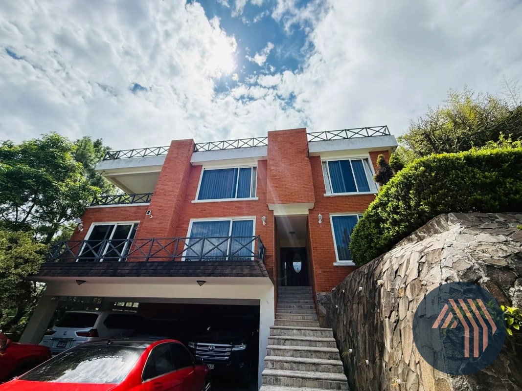 VENTA DE AMPLIA Y CÉNTRICA CASA - SAN LAZARO, ZONA 15 - 1