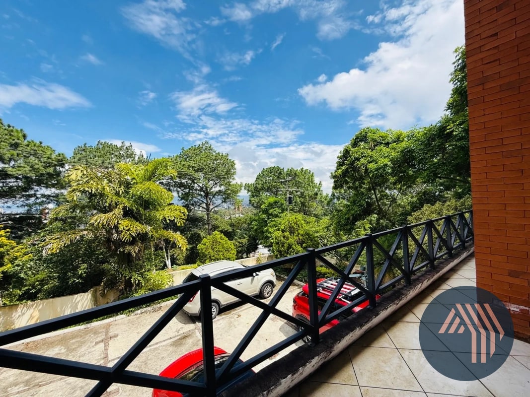 VENTA DE AMPLIA Y CÉNTRICA CASA - SAN LAZARO, ZONA 15 - 16