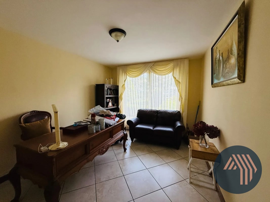 VENTA DE AMPLIA Y CÉNTRICA CASA - SAN LAZARO, ZONA 15 - 14