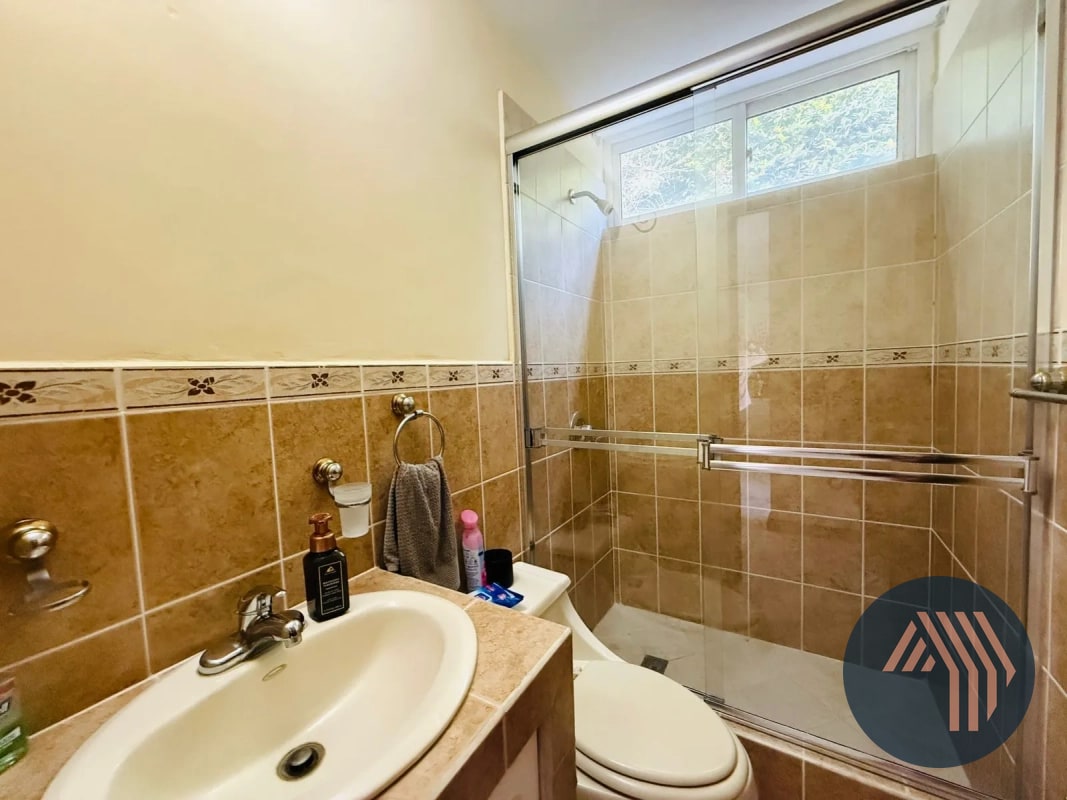 VENTA DE AMPLIA Y CÉNTRICA CASA - SAN LAZARO, ZONA 15 - 13