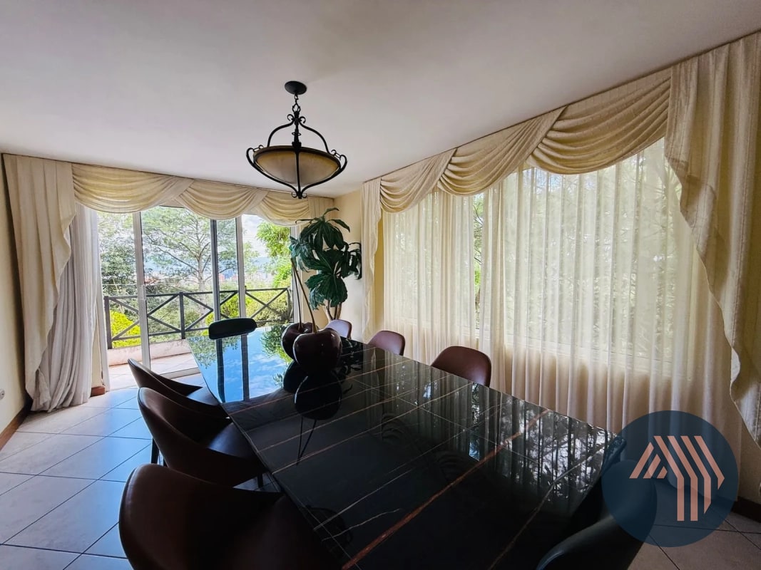 VENTA DE AMPLIA Y CÉNTRICA CASA - SAN LAZARO, ZONA 15 - 12