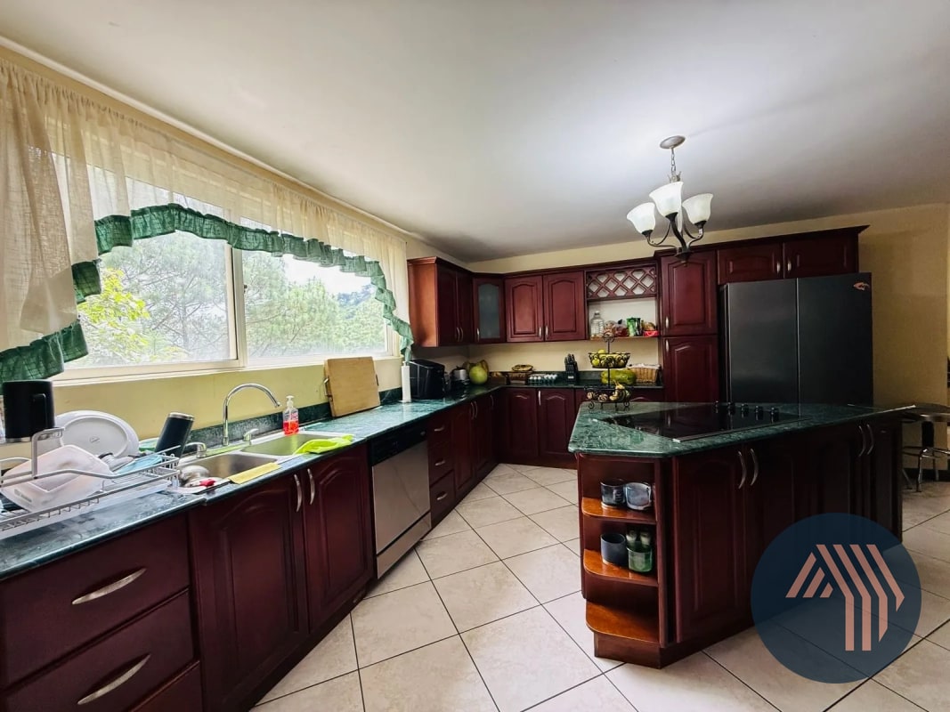 VENTA DE AMPLIA Y CÉNTRICA CASA - SAN LAZARO, ZONA 15 - 11