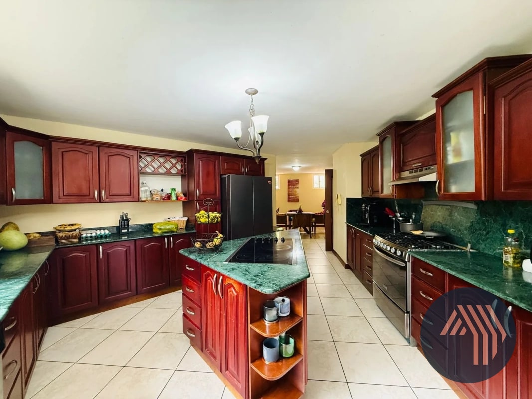 VENTA DE AMPLIA Y CÉNTRICA CASA - SAN LAZARO, ZONA 15 - 10