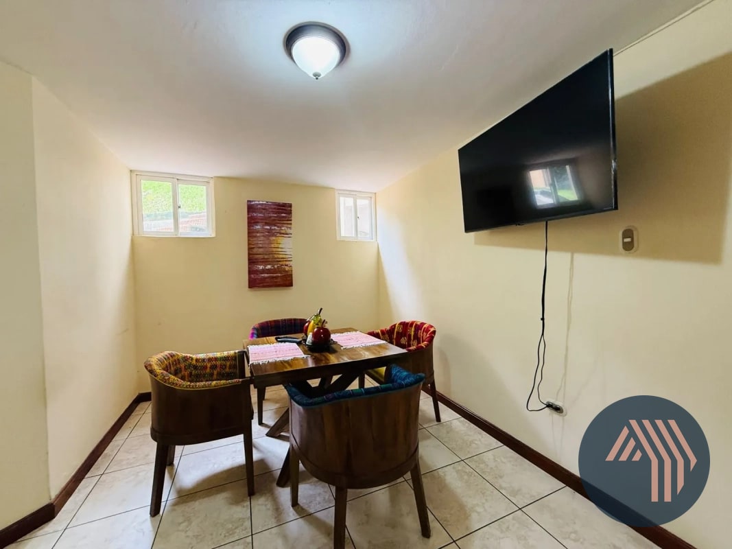 VENTA DE AMPLIA Y CÉNTRICA CASA - SAN LAZARO, ZONA 15 - 9