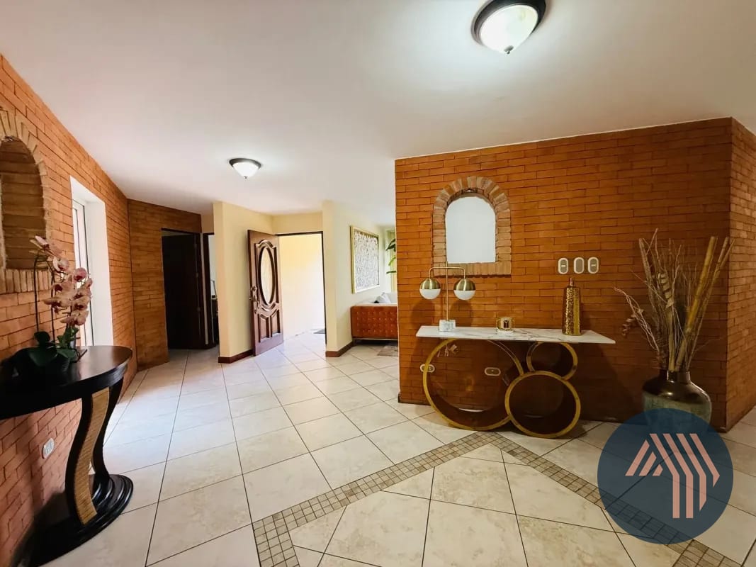 VENTA DE AMPLIA Y CÉNTRICA CASA - SAN LAZARO, ZONA 15 — Casa en Venta en San Lázaro, Zona 15, Guatemala, Ciudad — foto 8 de 17
