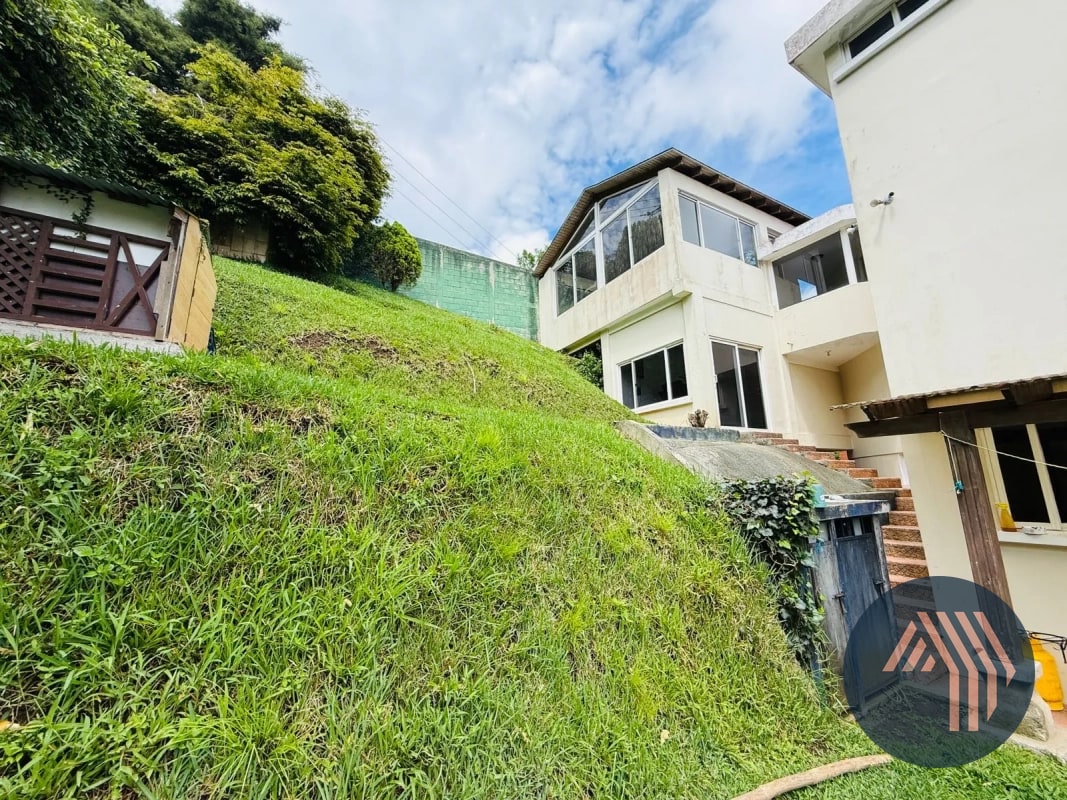 VENTA DE AMPLIA Y CÉNTRICA CASA - SAN LAZARO, ZONA 15 - 7