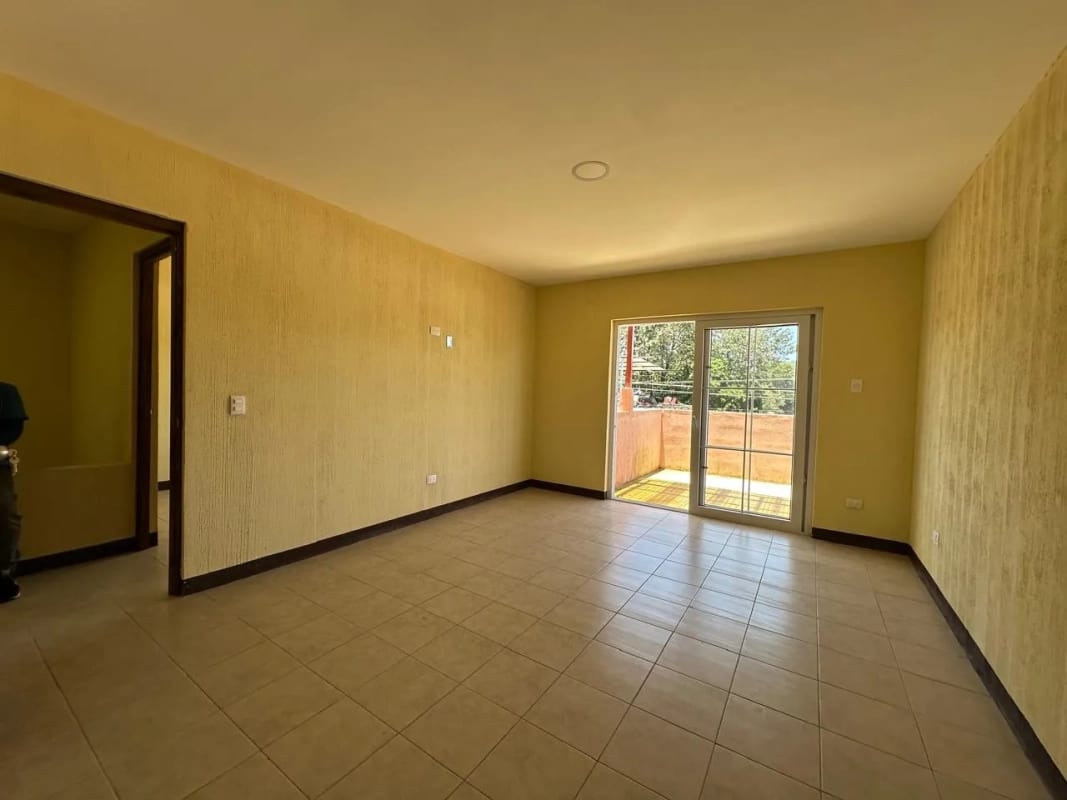 CASA EN VENTA EN FRAIJANES, DENTRO DE GARITA, KM 27 — Casa en Venta en Carretera a El Salvador, Guatemala, Ciudad — foto 3 de 12