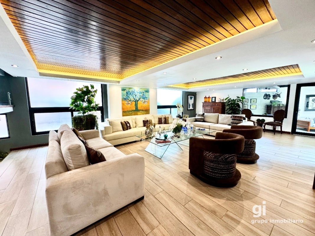 Casa exclusiva en alquiler en zona 10 – Ideal para embajada, family office u oficina privada de alto nivel - 1