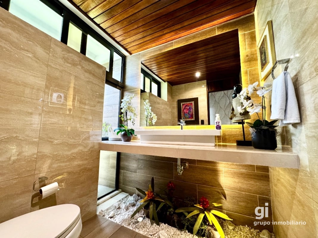 Casa exclusiva en alquiler en zona 10 – Ideal para embajada, family office u oficina privada de alto nivel - 11