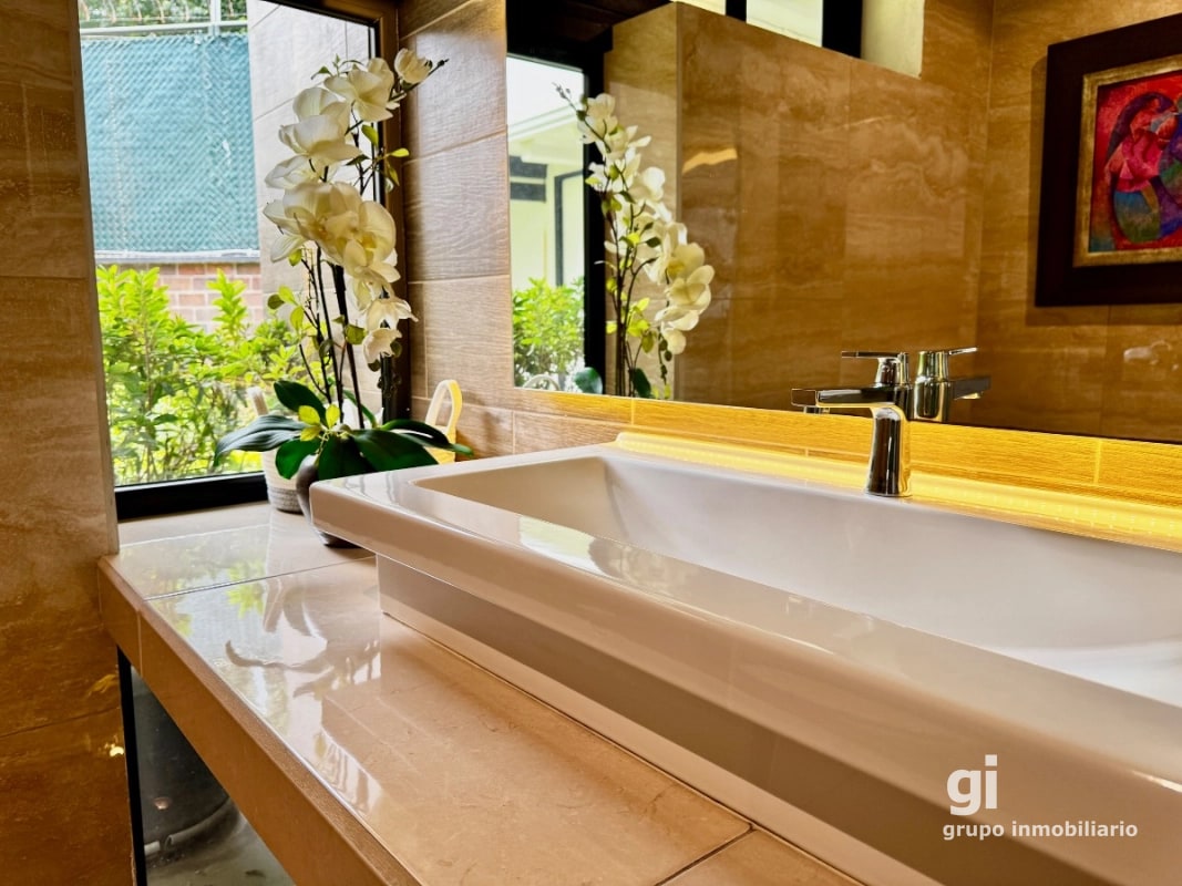 Casa exclusiva en alquiler en zona 10 – Ideal para embajada, family office u oficina privada de alto nivel - 10